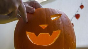 Helovīnu ķirbīša grebšana